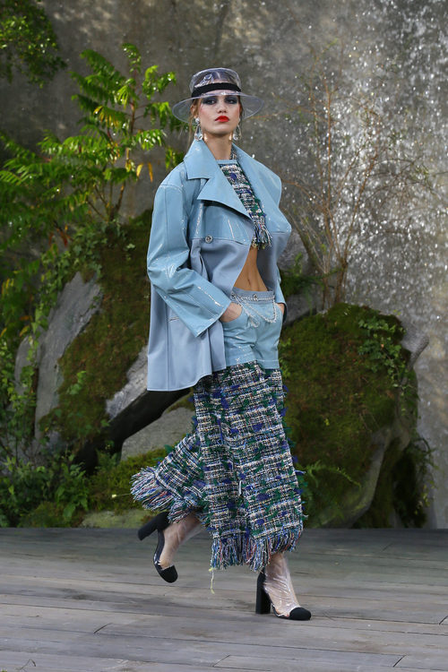 Gabardina azul de plástico de la colección primavera/verano 2018 de Chanel en Paris Fashion Week