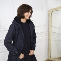 Ines de la Fressange posando con chaqueta de la nueva colección de Uniqlo de la temporada otoño/invierno 2017