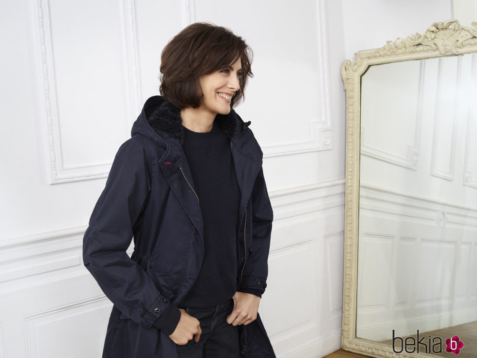 Ines de la Fressange posando con chaqueta de la nueva colección de Uniqlo de la temporada otoño/invierno 2017
