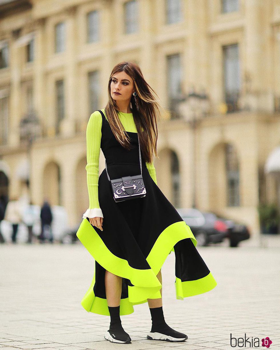 Madame de Rosa con superposición de prendas del diseñador Estéban Cortazar en temporada otoño Fashion Week París 2017