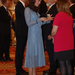 Kate Middleton con un vestido azul empolvado en el día Mundial de la Salud Mental