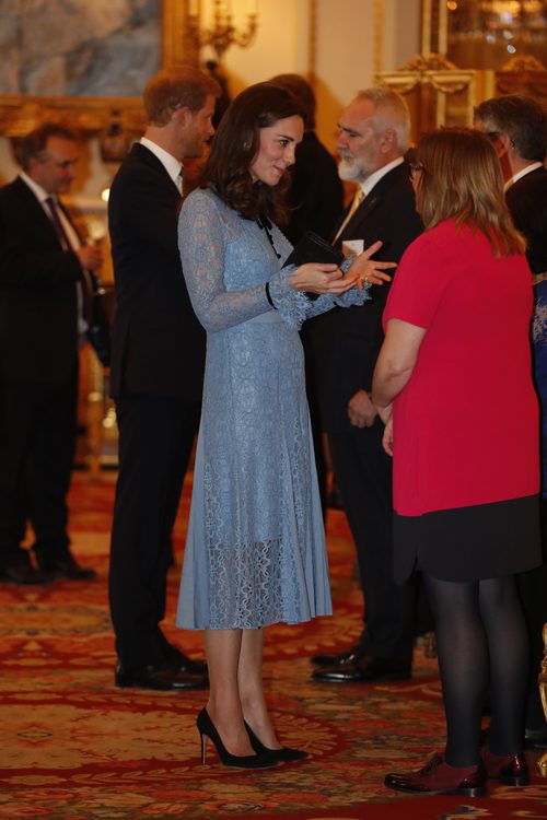 Kate Middleton con un vestido azul empolvado en el día Mundial de la Salud Mental