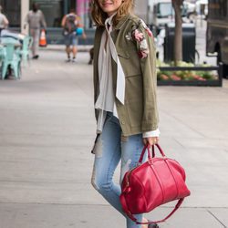 Olivia Palermo con un look de entretiempo en las calles de Nueva York