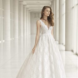 Vestido de novia con encaje de Rosa Clará colección 2018