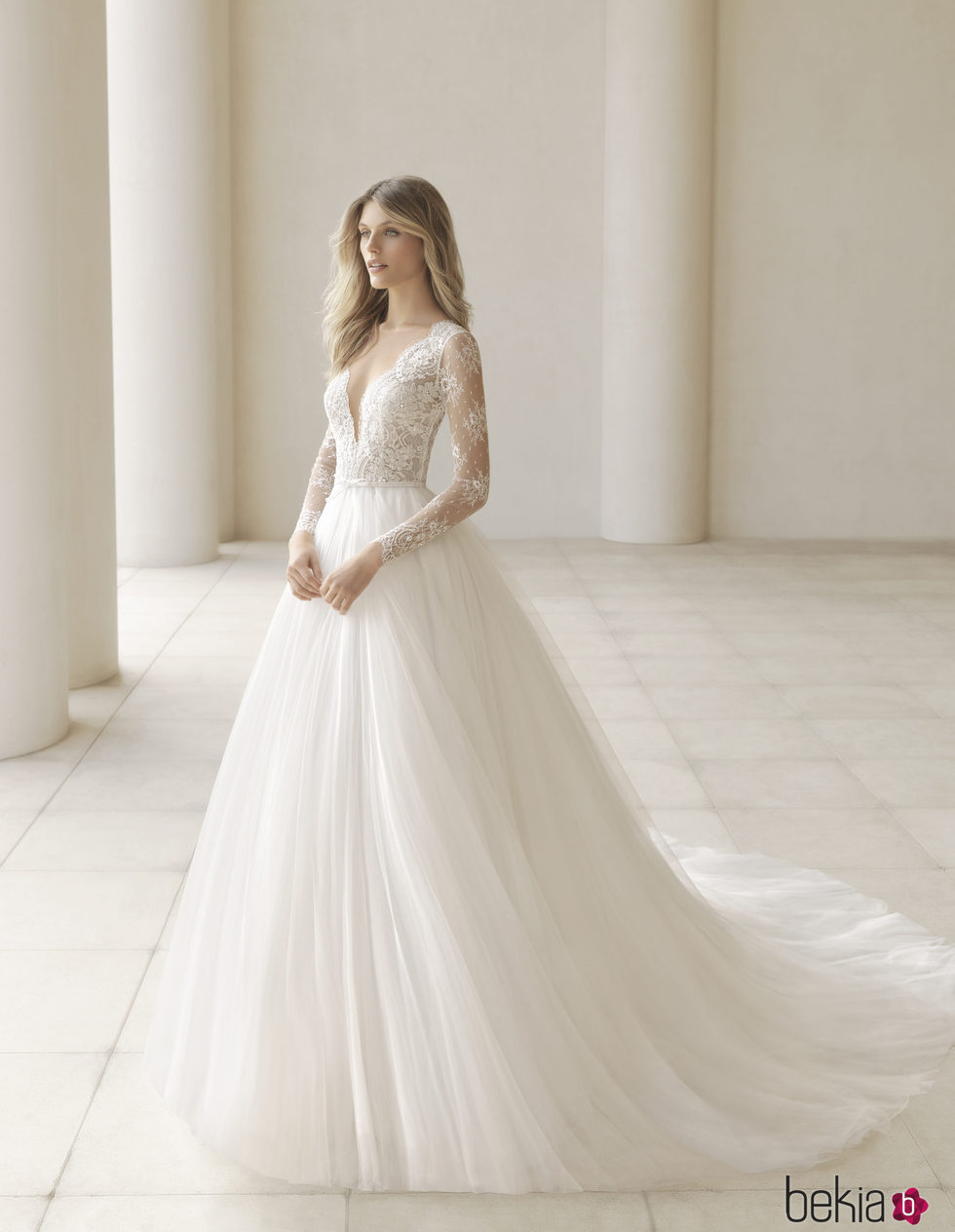 Vestido de novia con tul y encaje de Rosa Clará colección 2018