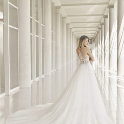Vestido de novia con falda amplia de Rosa Clará colección 2018