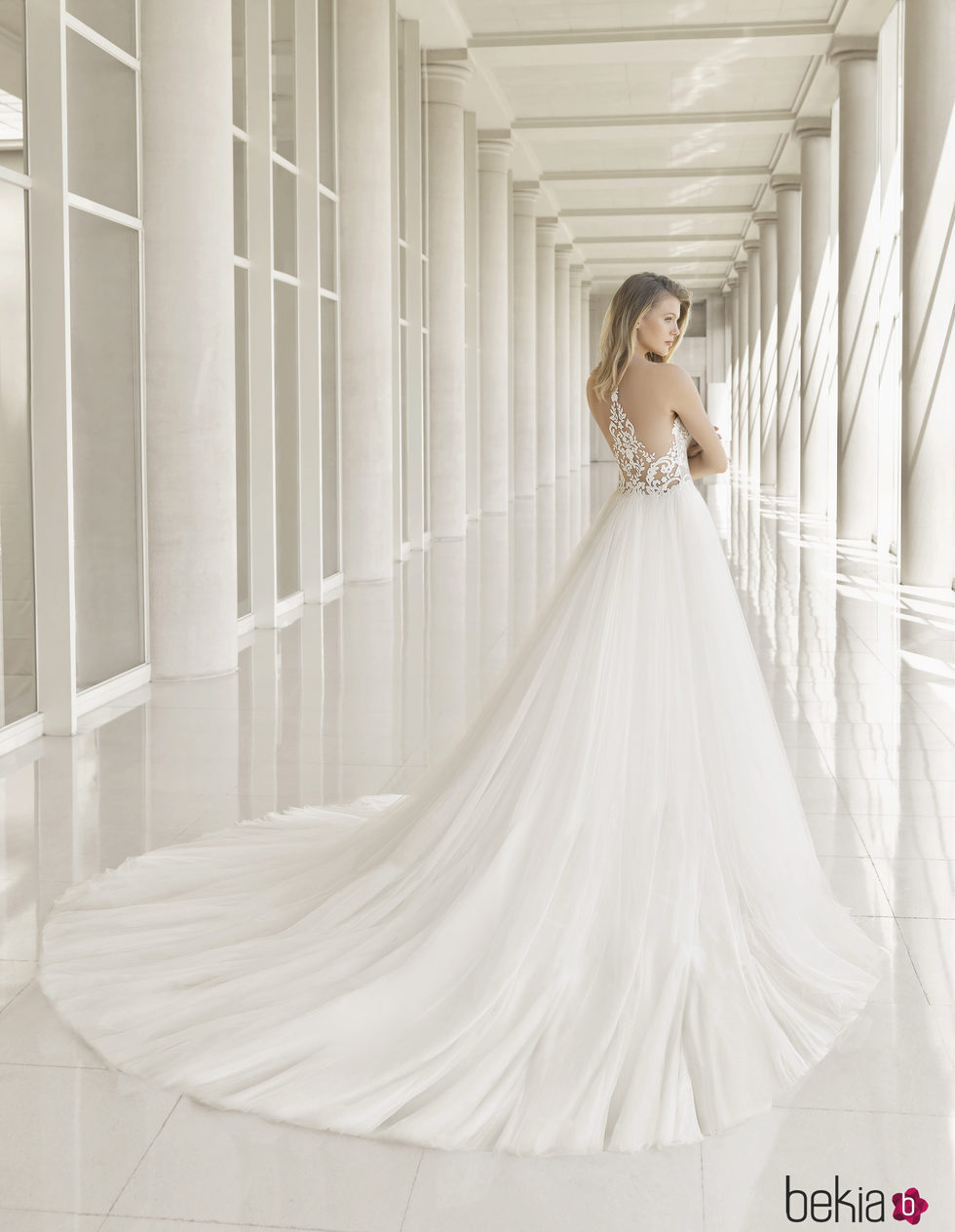 Vestido de novia con falda amplia de Rosa Clará colección 2018