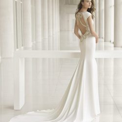 Vestido de novia con pedrería en la espalda de Rosa Clará colección 2018