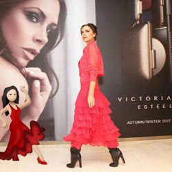 Con la flamenca de Whatsapp compara su look Victoria Beckham