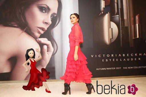 Con la flamenca de Whatsapp compara su look Victoria Beckham