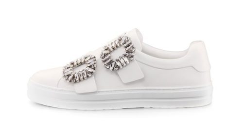 Zapatillas blancas de la colección 'Sneaky Viv' de Roger Vivier con broches de diamantes otoño/invierno 2017
