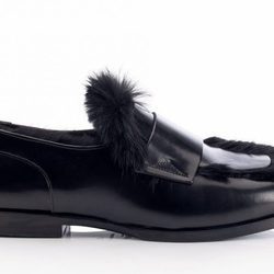 Zapato Tedi en color negro con pelo de la colección 'Borrowed from the boys' de Jimmy Choo 2018