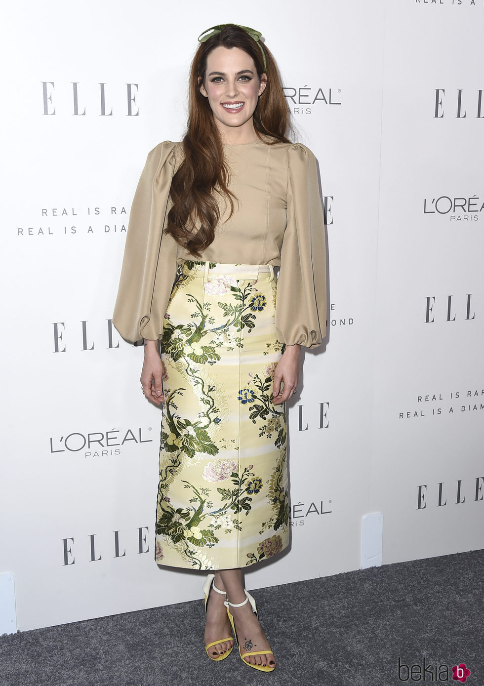 Riley Keough con una falda de estilo barroco en los premios Elle Women de Hollywood