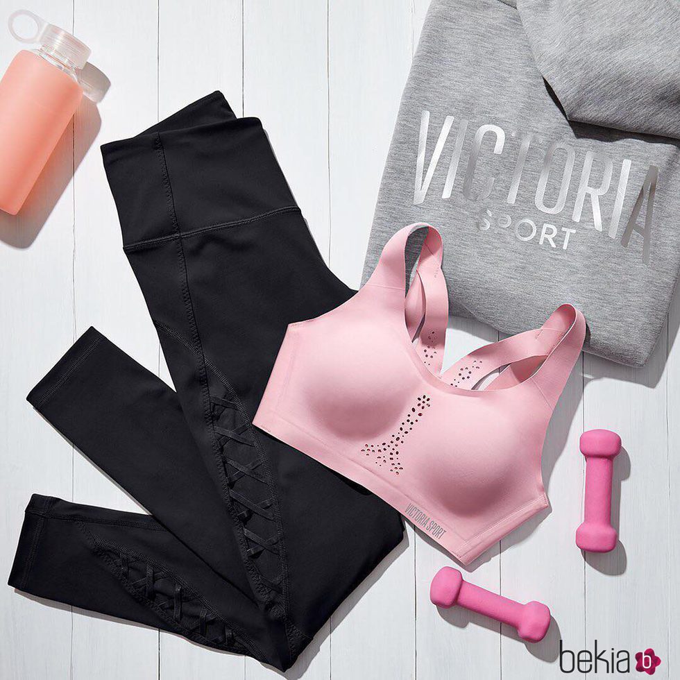 Sujetador deportivo rosa, sudadera y mallas negras de la colección de deporte de Victoria's Secret