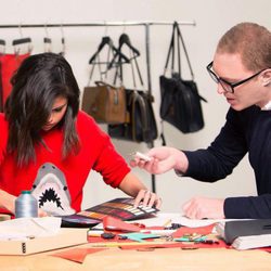 Selena Gómez y Stuart Vevers diseñando los bolsos de la colección otoño/invierno 2017/2018 de Coach