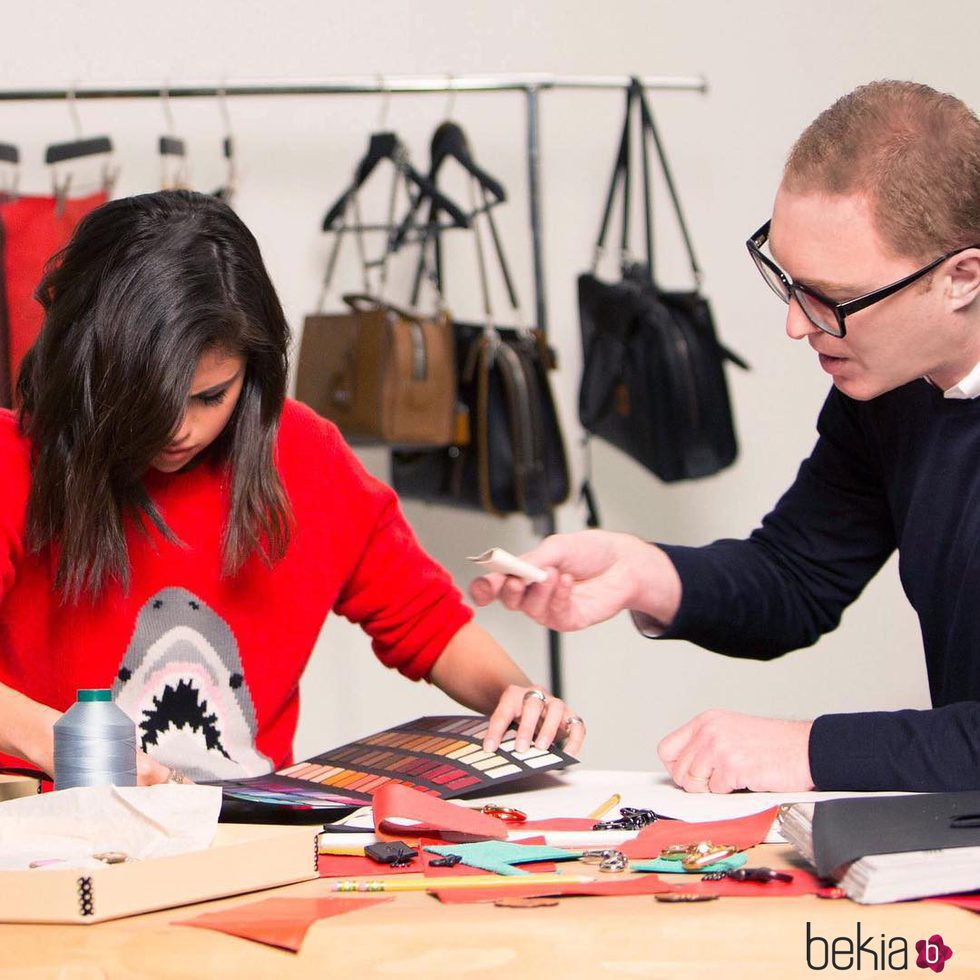 Selena Gómez y Stuart Vevers diseñando los bolsos de la colección otoño/invierno 2017/2018 de Coach
