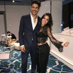 Camila Cabello y Alex Dellisola posando sonrientes en un evento en Barcelona