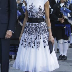 La Reina Letizia con un Felipe Varela en los Premios Princesa de Asturias 2017