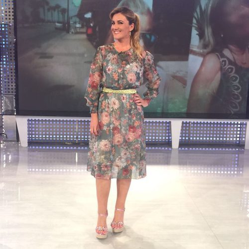 Carlota Corredera con un vestido de flores de Zara presentando 'Sálvame'