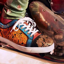 Sneakers de estampado oriental de la colección cápsula de Christian Louboutin