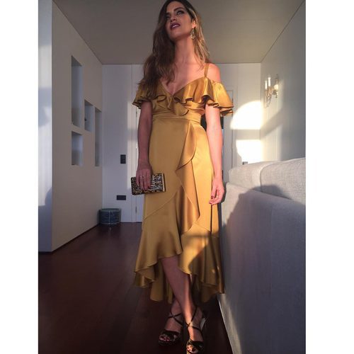 Sara Carbonero con un deslumbrante vestido en color oro en la gala de los Dragones de Oro en Oporto
