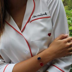 Camisa blanca con detalles rojos y pulsera de la colección 'Dear Drew' para Amazon