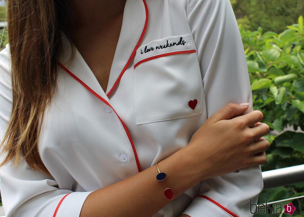 Camisa blanca con detalles rojos y pulsera de la colección 'Dear Drew' para Amazon