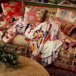Drew Barrymore posando con vestido largo y tacones de la colección 'Dear Drew' para Amazon