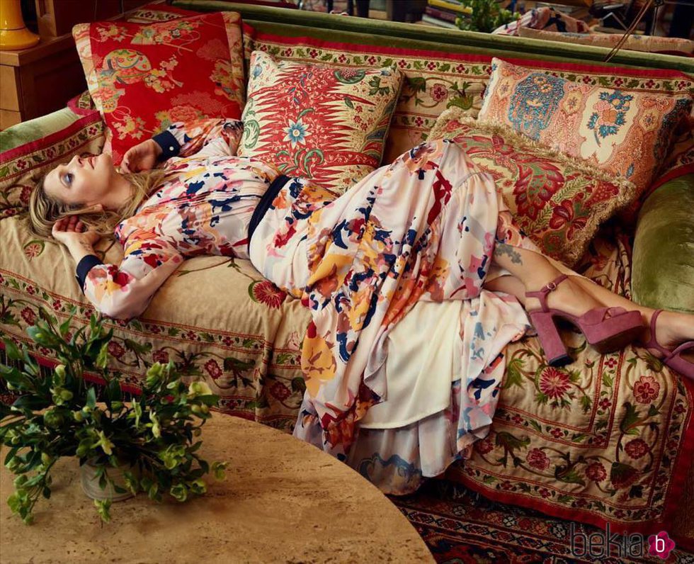 Drew Barrymore posando con vestido largo y tacones de la colección 'Dear Drew' para Amazon
