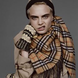 Cara Delevingne con prendas de Burberry de la colección noviembre/diciembre 2017