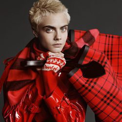 Cara Delevingne con prendas en tono rojo de Burberry de la colección noviembre/diciembre 2017