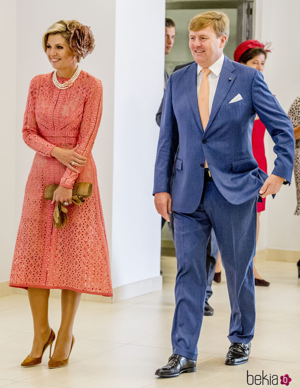 Máxima de Holanda luciendo un vestido de Elie Saab con Guillermo de Holanda en su visita a Portugal