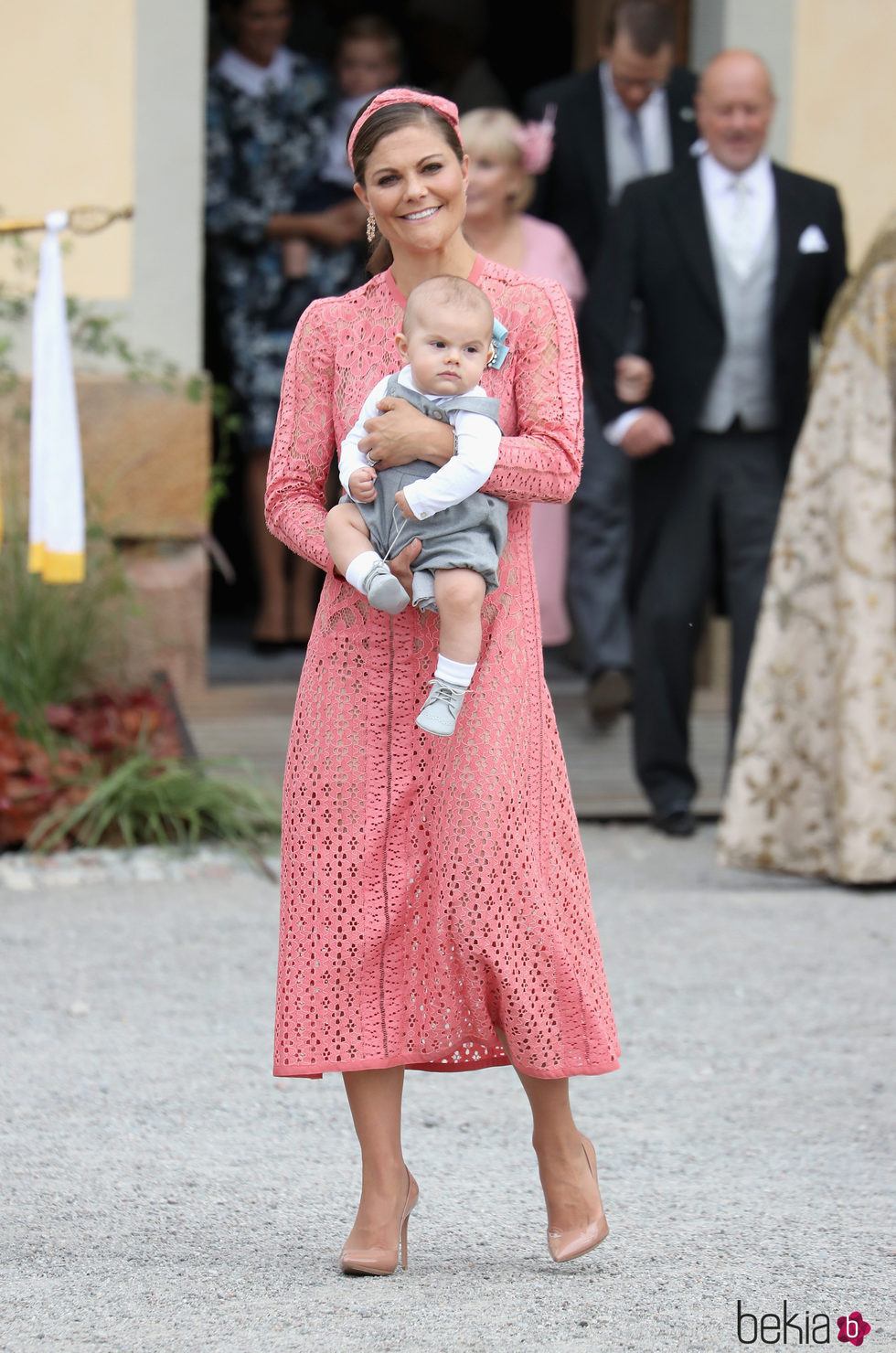 Victoria de Suecia con un vestido floral y su hijo Oscar en el bautizo del Príncipe Alejandro de Suecia