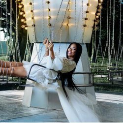 Nicki Minaj posando en la campaña de Navidad de H&M