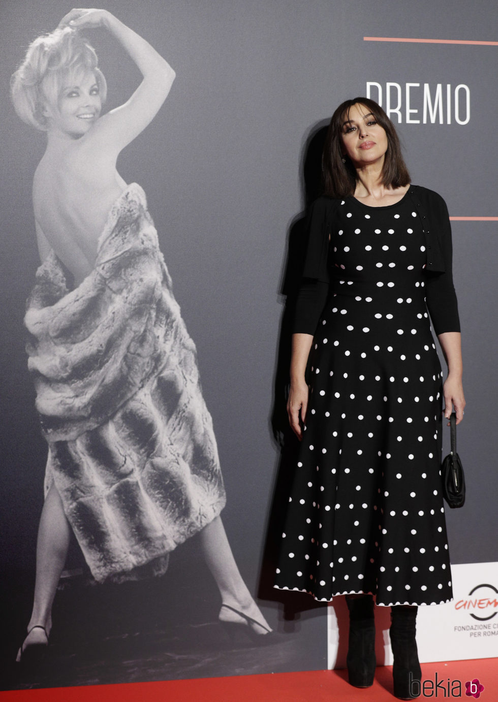 Monica Bellucci poasando en los premios 'Virna Lisi 2017' en Roma