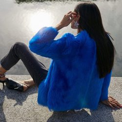 Gilda Ambrosio con abrigo azul klein en su colaboración con Uterqüe