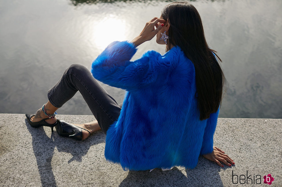 Gilda Ambrosio con abrigo azul klein en su colaboración con Uterqüe