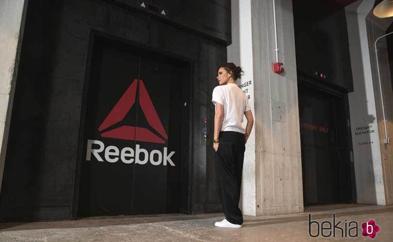 Victoria Beckham a las puertas de los departamentos de Reebok