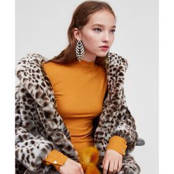 Pendientes largos de la colección 'Mid-Town Warm Up' de Zara