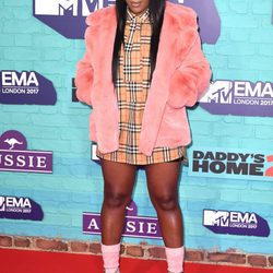 Ray Blk con vestido de cuadros camel y abrigo rosa en los Premios MTV Europe Music Awards 2017