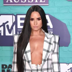 Demi Lovato con traje chaqueta de cuadros en los MTV EMA 2017