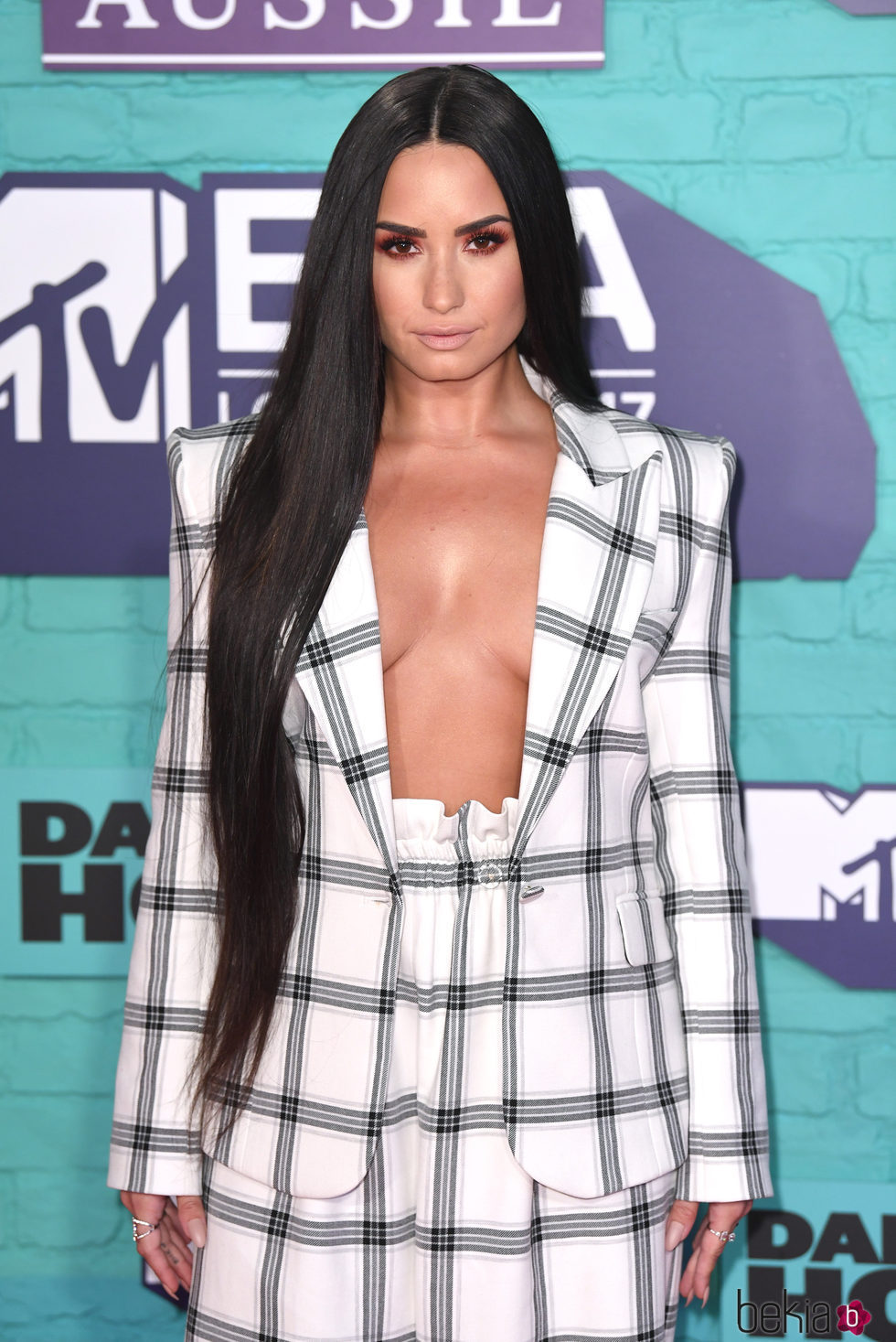 Demi Lovato con traje chaqueta de cuadros en los MTV EMA 2017