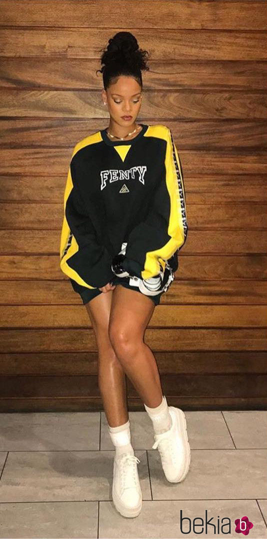 Rihanna con un total look de su propia colección Fenty Puma