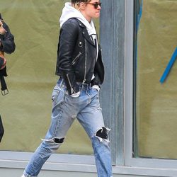 Kristen Stewart con calcetines blancos paseando por las calles de Nueva York