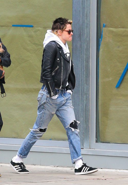 Kristen Stewart con calcetines blancos paseando por las calles de Nueva York