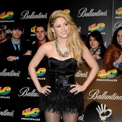 Shakira con un estilo muy rockero, toda de negro