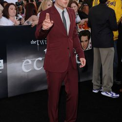 Robert Pattinson con un traje granate