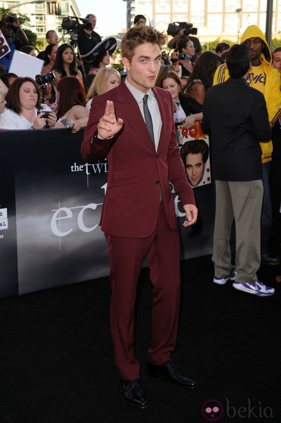 Robert Pattinson con un traje granate
