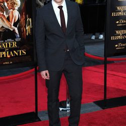 Robert Pattinson, de promoción con un traje oscuro y corbata color berenjena