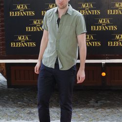 Robert Pattinson con un look informal protagonizado por una camisa verde